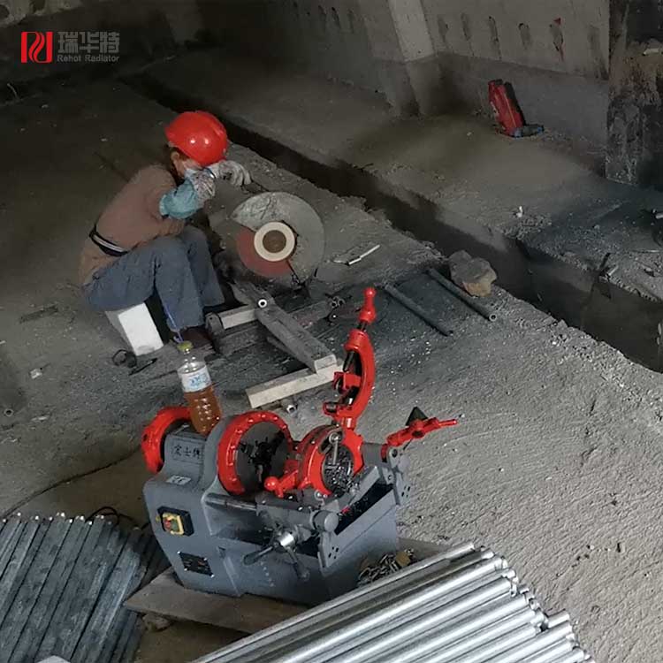 暖氣片用鍍鋅管下料套絲工地施工